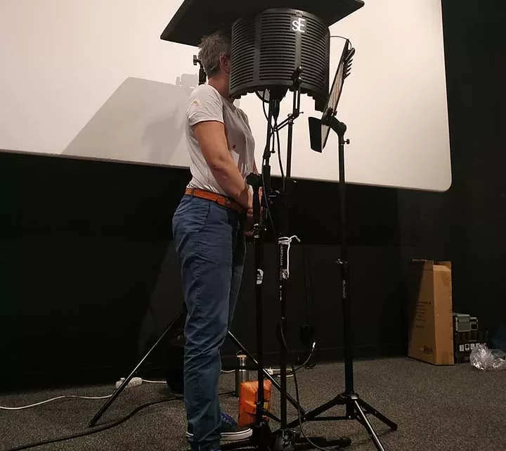 Coulisses de l'enregistrement voix off pour les séries "Anouck présente" et "Jacquot présente"