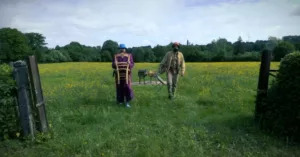 Deux clowns au milieu d'un champ