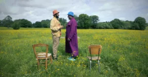 Deux clowns au milieu d'un champ