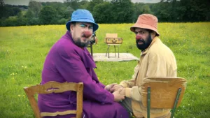 Au milieu d'un champ, deux clowns nous regardent