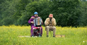 Deux clowns au milieu d'un champ